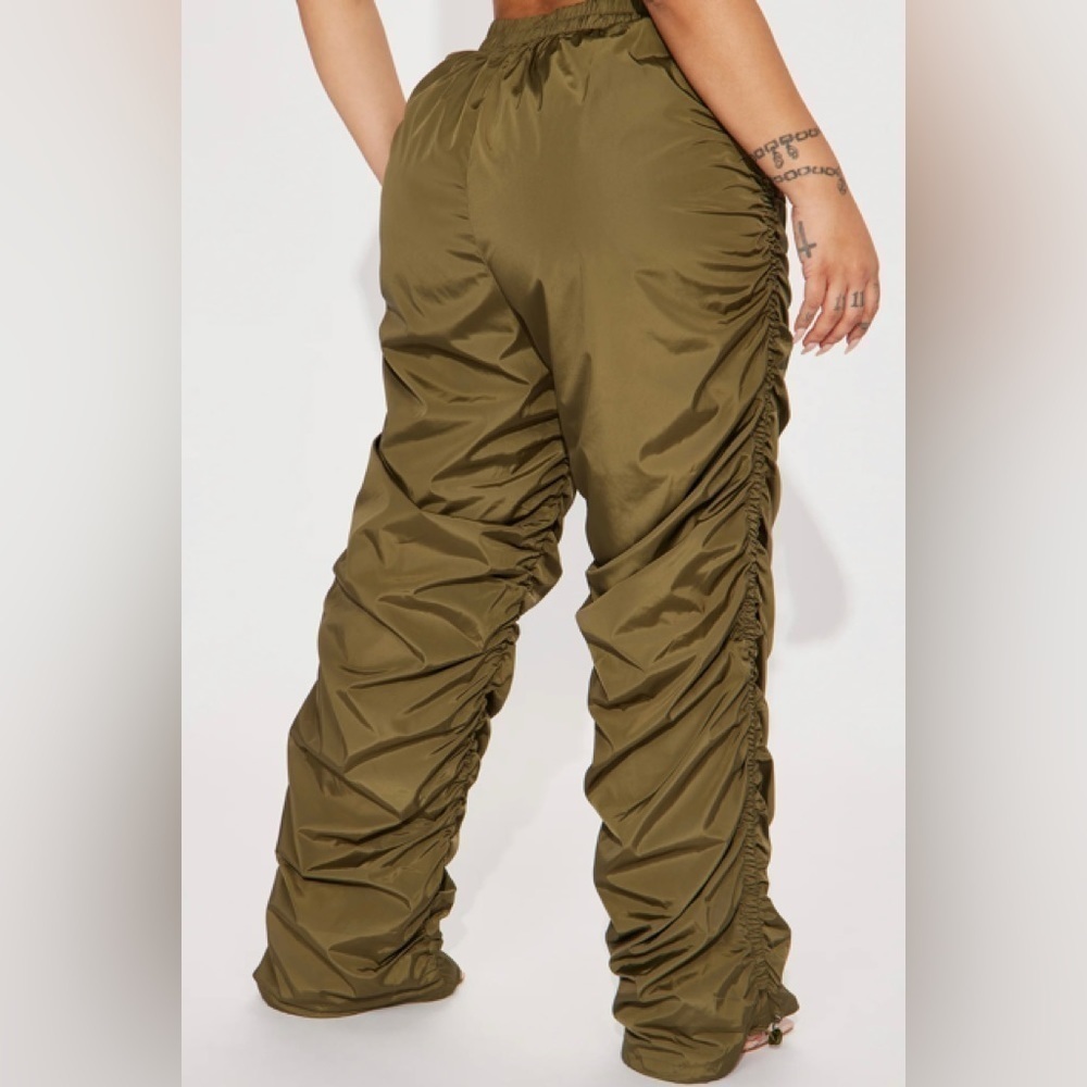 💚 Fashion Nova Ruched Stacked Parachute Pants • Olive • Medium • NWT - Picture 4 of 6